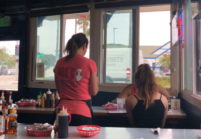 レドンドビーチ周辺のおすすめ朝食・ランチのEAT AT JOE'Sの店員のおばさん