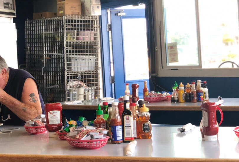 レドンドビーチ周辺のおすすめ朝食・ランチのEAT AT JOE'Sの色とりどりの調味料