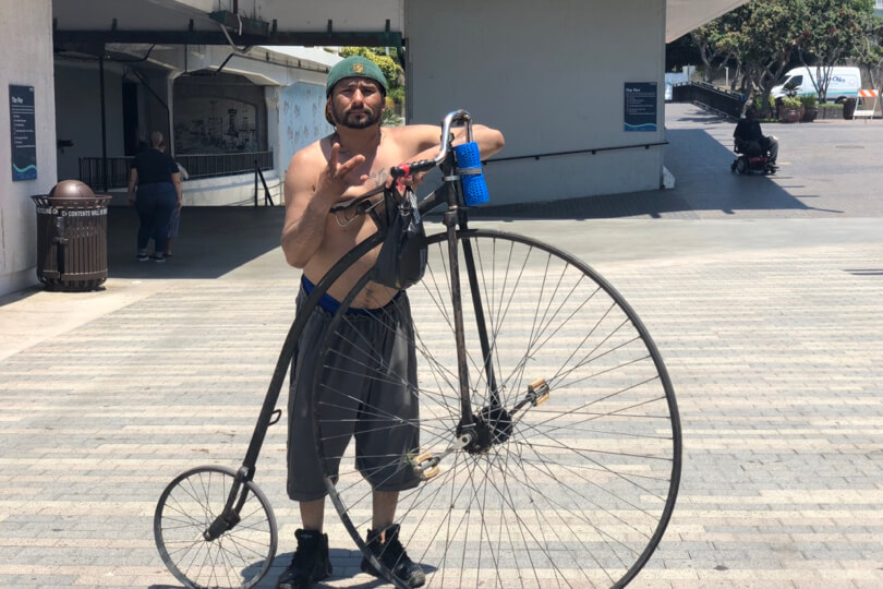 レドンドビーチのピアー(桟橋)にいた変な自転車に乗る人