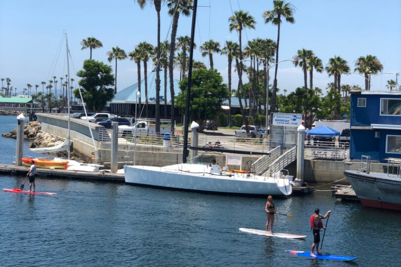 レドンドビーチでSUPをする人たち